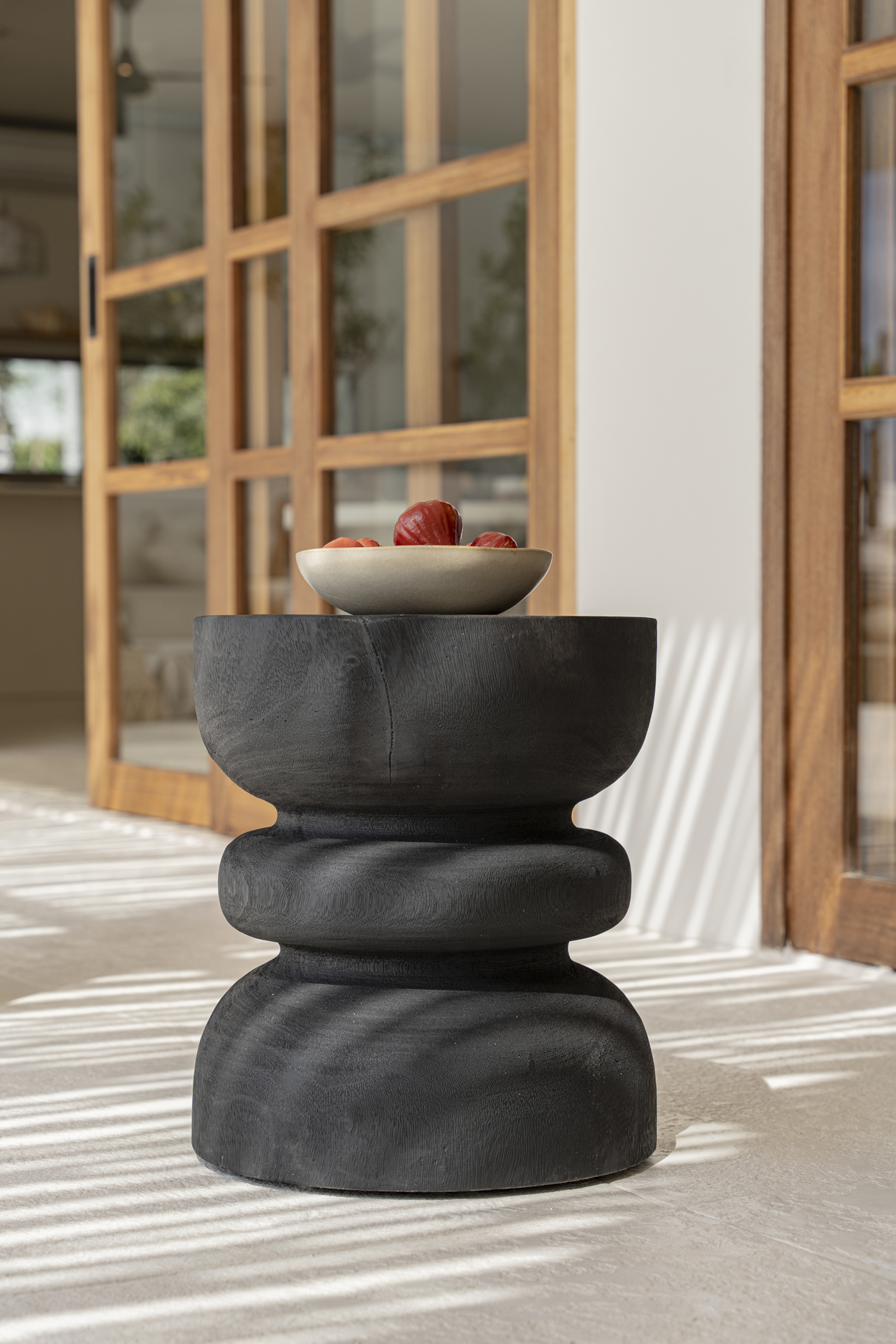 Saladier de fruits sur table dappoint noire sur terrasse