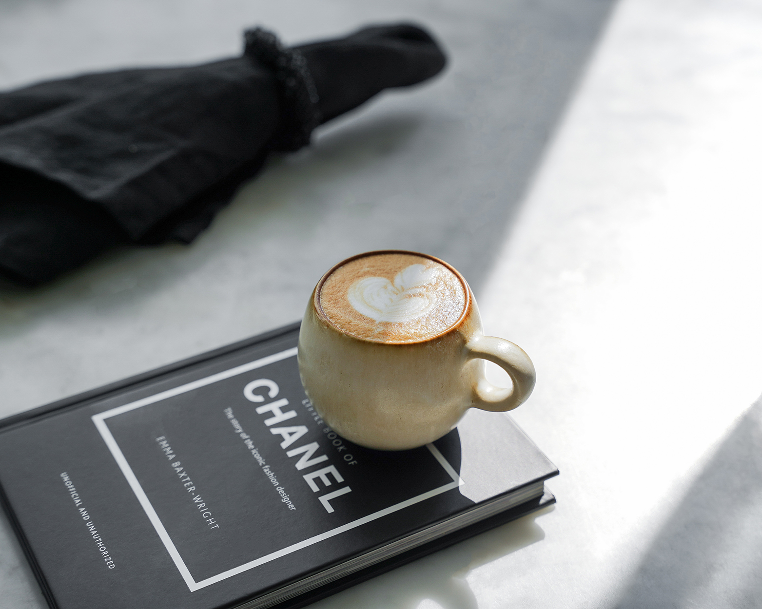 Tasse à café sur livre