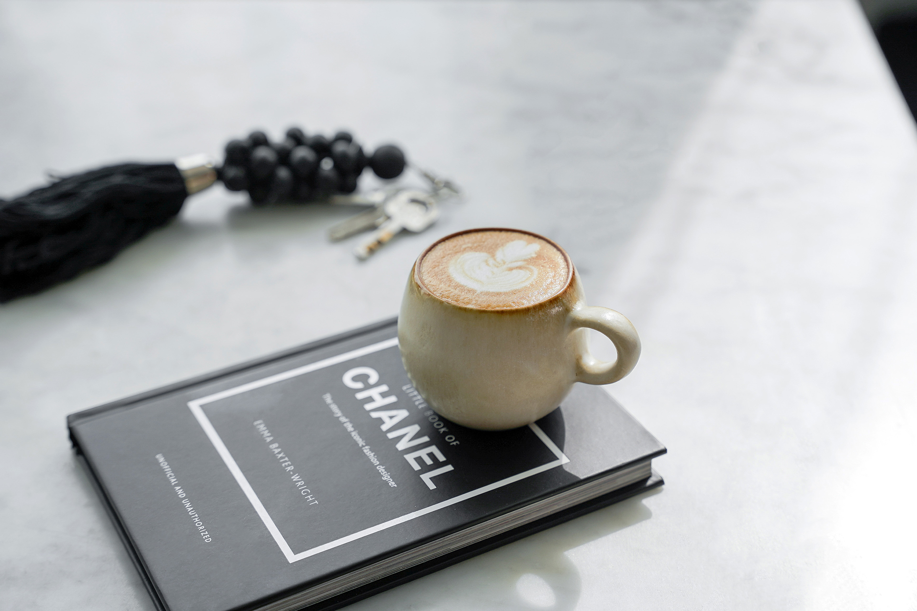 Tasse espresso cascais sur livre avec porte clé noir macramé