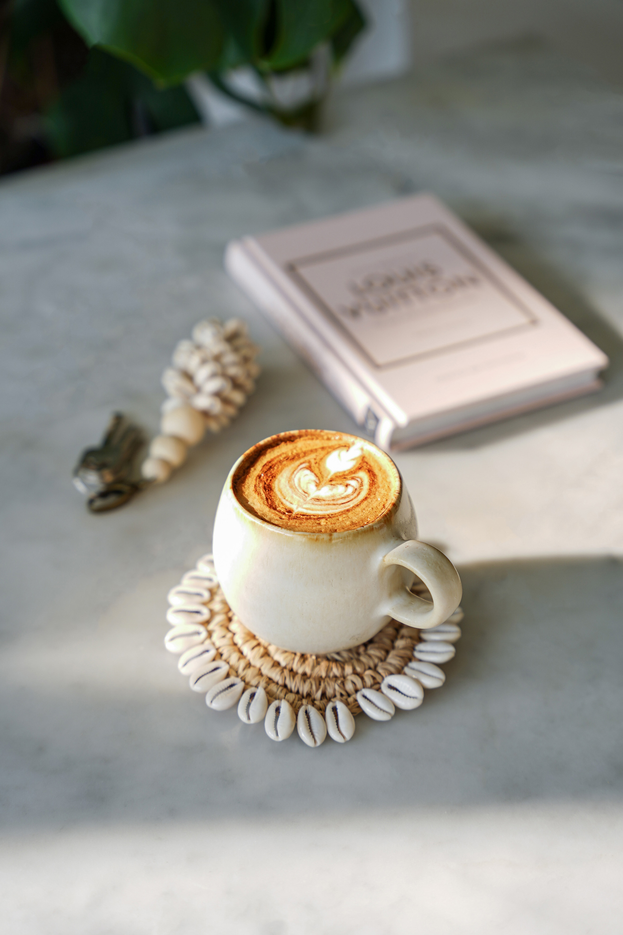 Tasse céramique cascais beige avec dessous de verre raphia tressé et petits coquillages