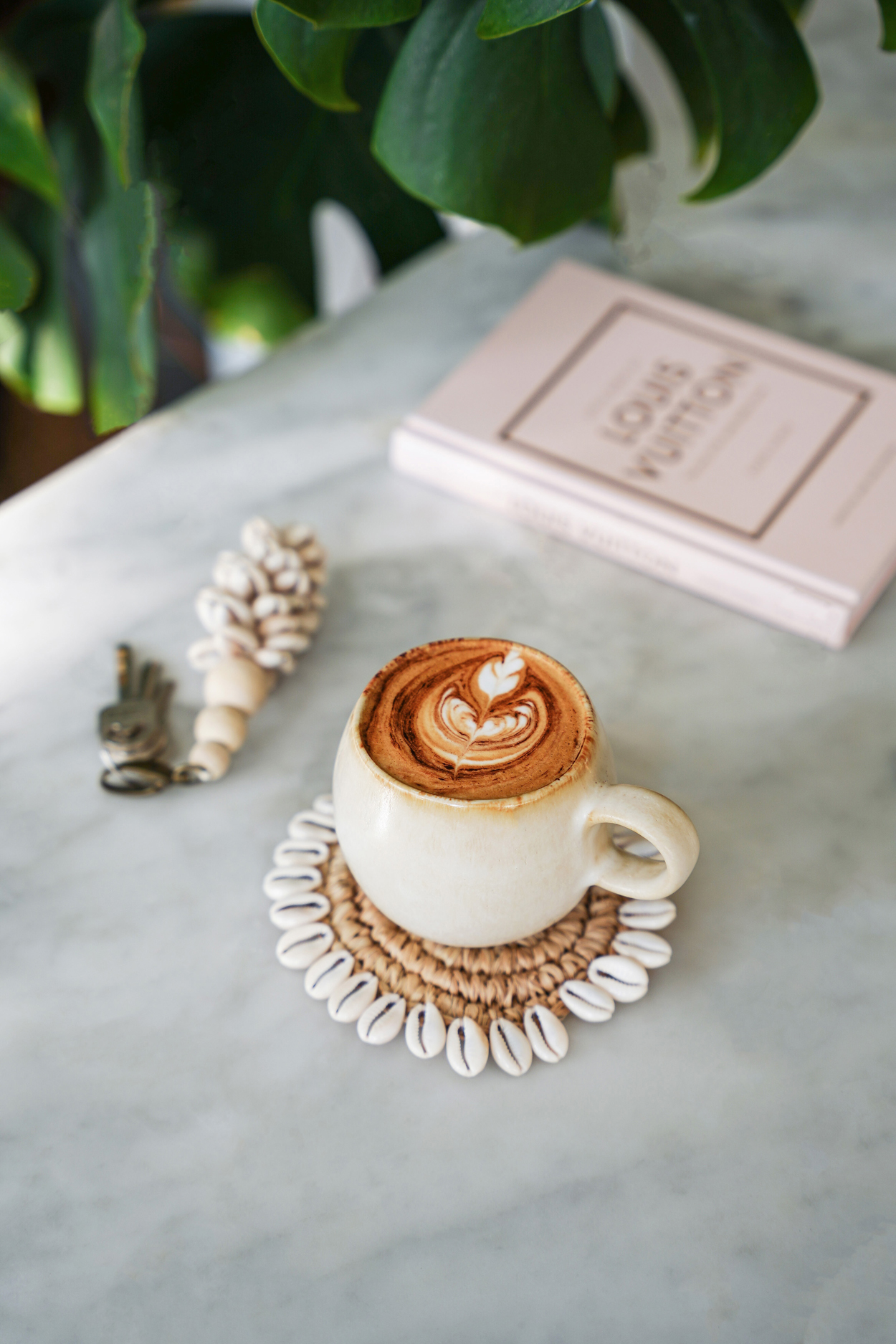 Tasse café au lait cascais ronde sur dessous de verre en raphia entouré de coquillages porcelaines