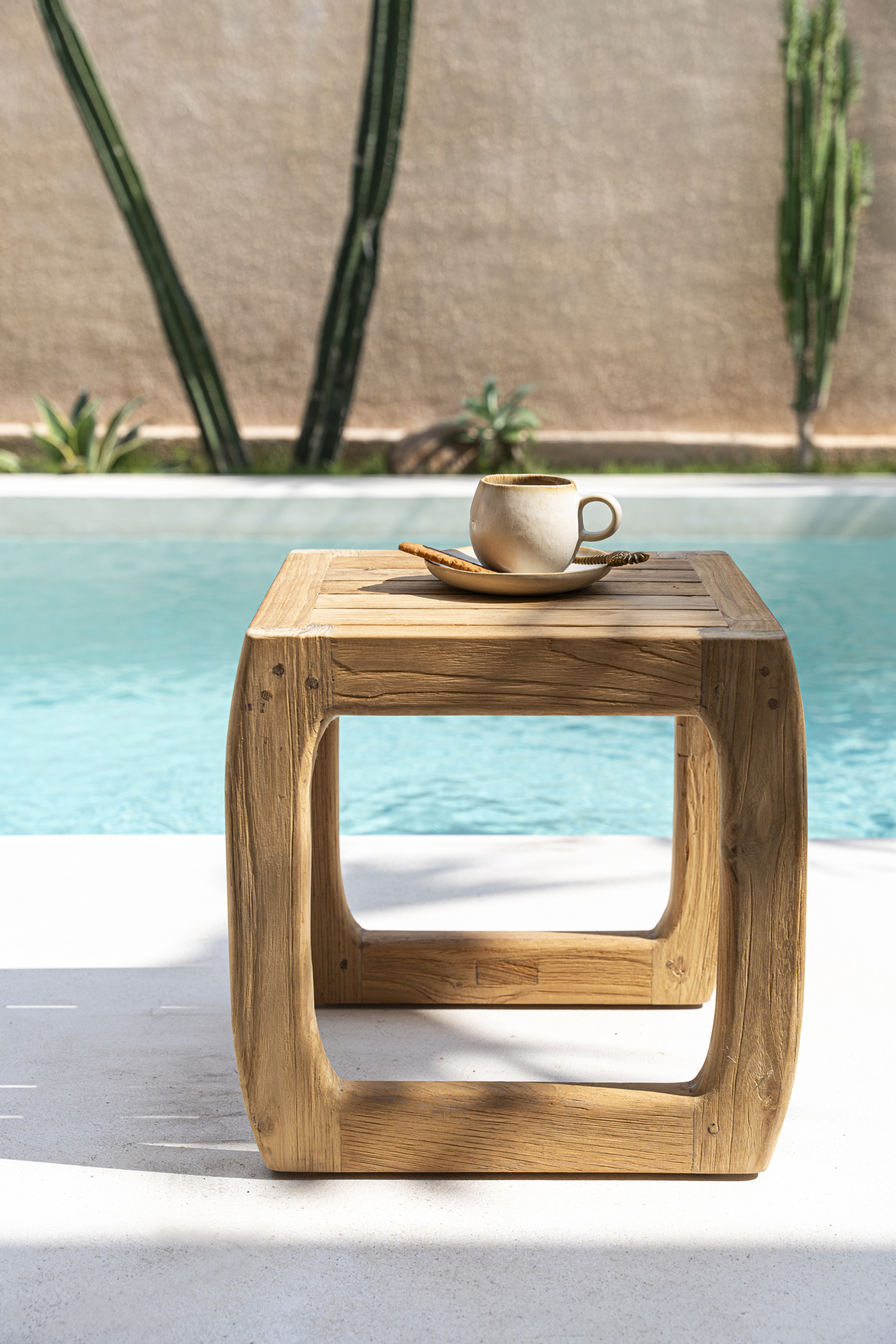 Pause café au bord de la piscine avec la tasse café allongé cascais