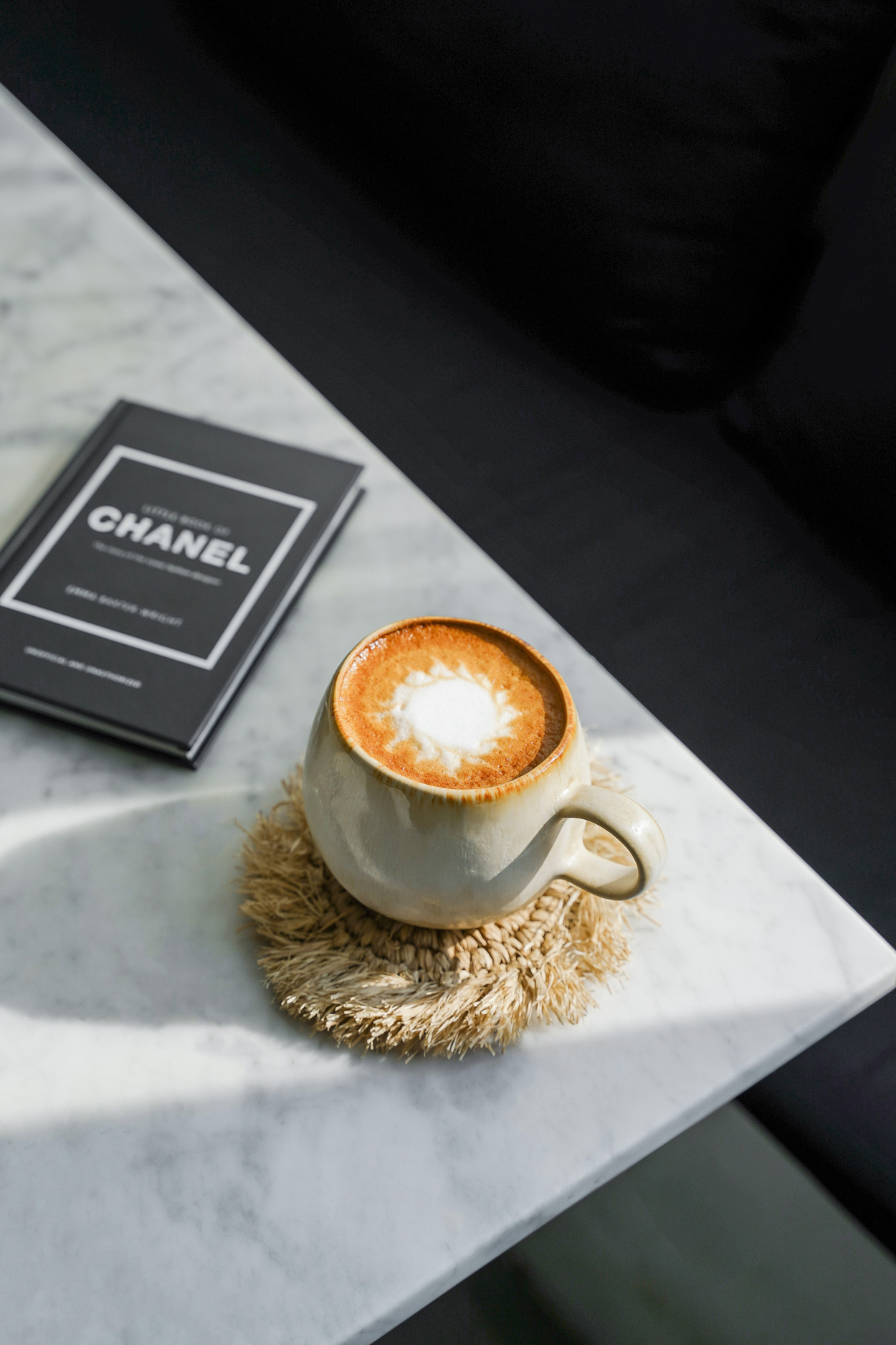 Grande tasse céramique ronde sur plan de travail en marbre