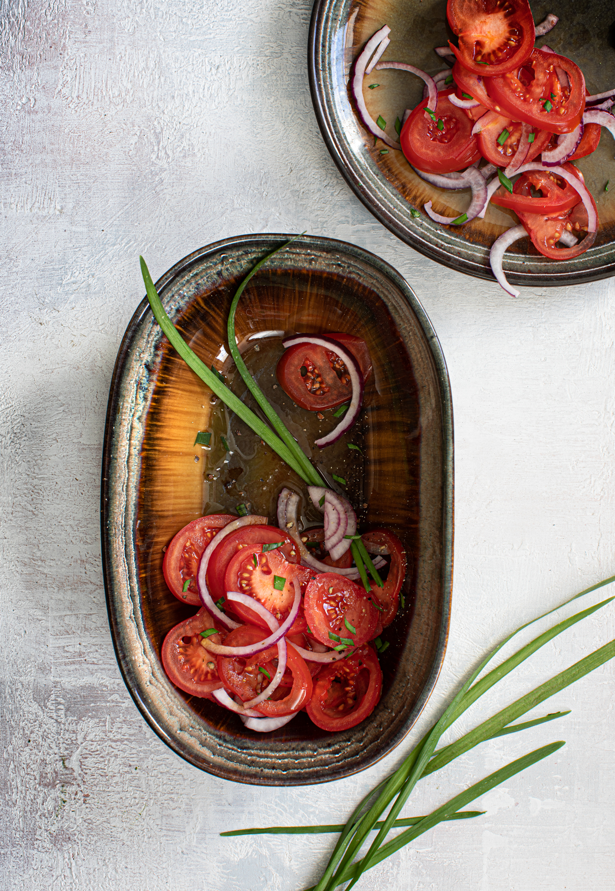 salade de tomates dans plat comporta