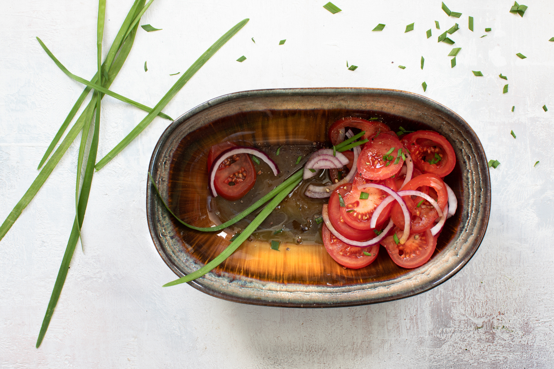 salade de tomates dans saladier ovale comporta