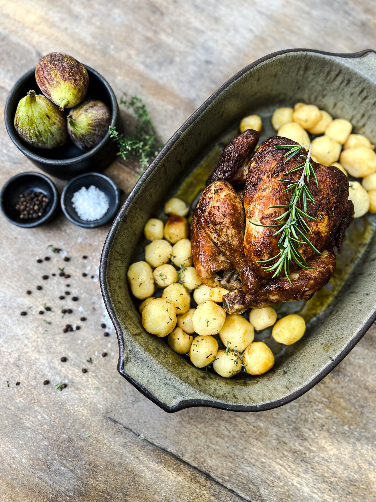 Poulet rôti et pommes de terre dans plat à four en céramique gris
