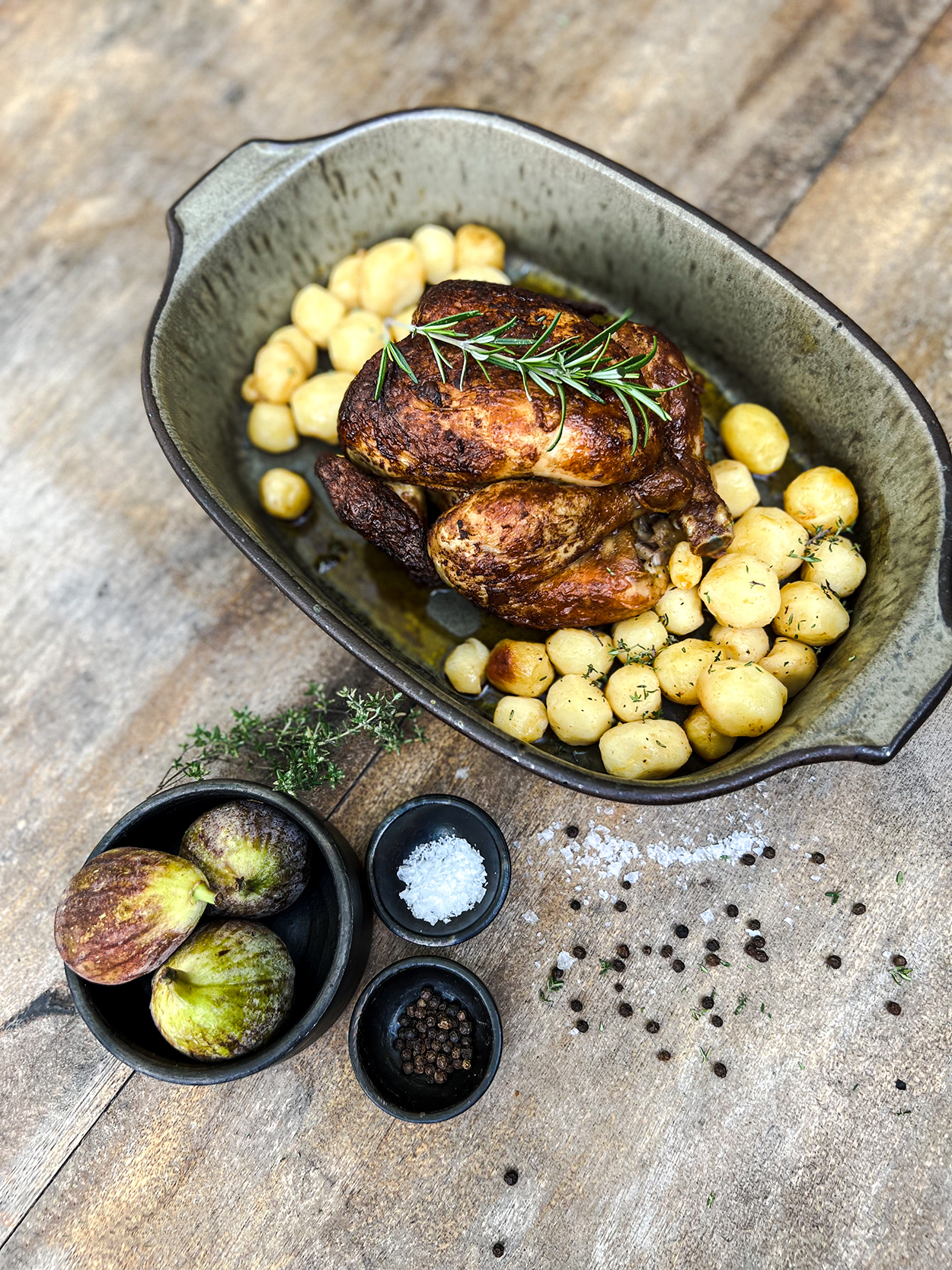 Cuisson dun poulet et de pommes de terre dans un plat à four en céramique gris de la gamme comporta