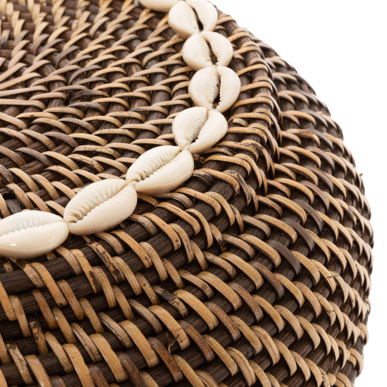 Panier Peek-a-boo rotin tressé naturel et coquillages cauris