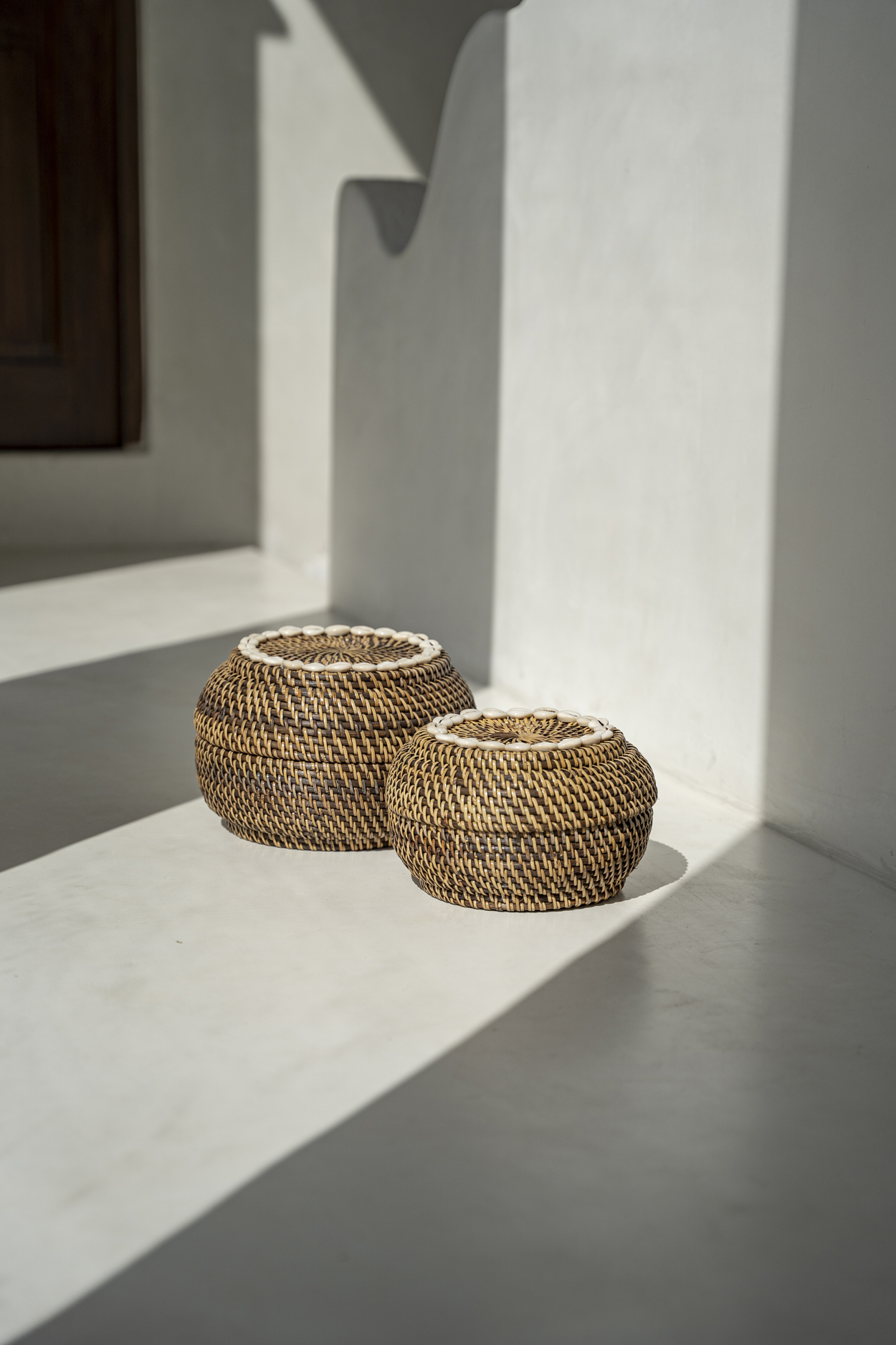 2 paniers Peek-a-boo ronds en rotin et coquillages
