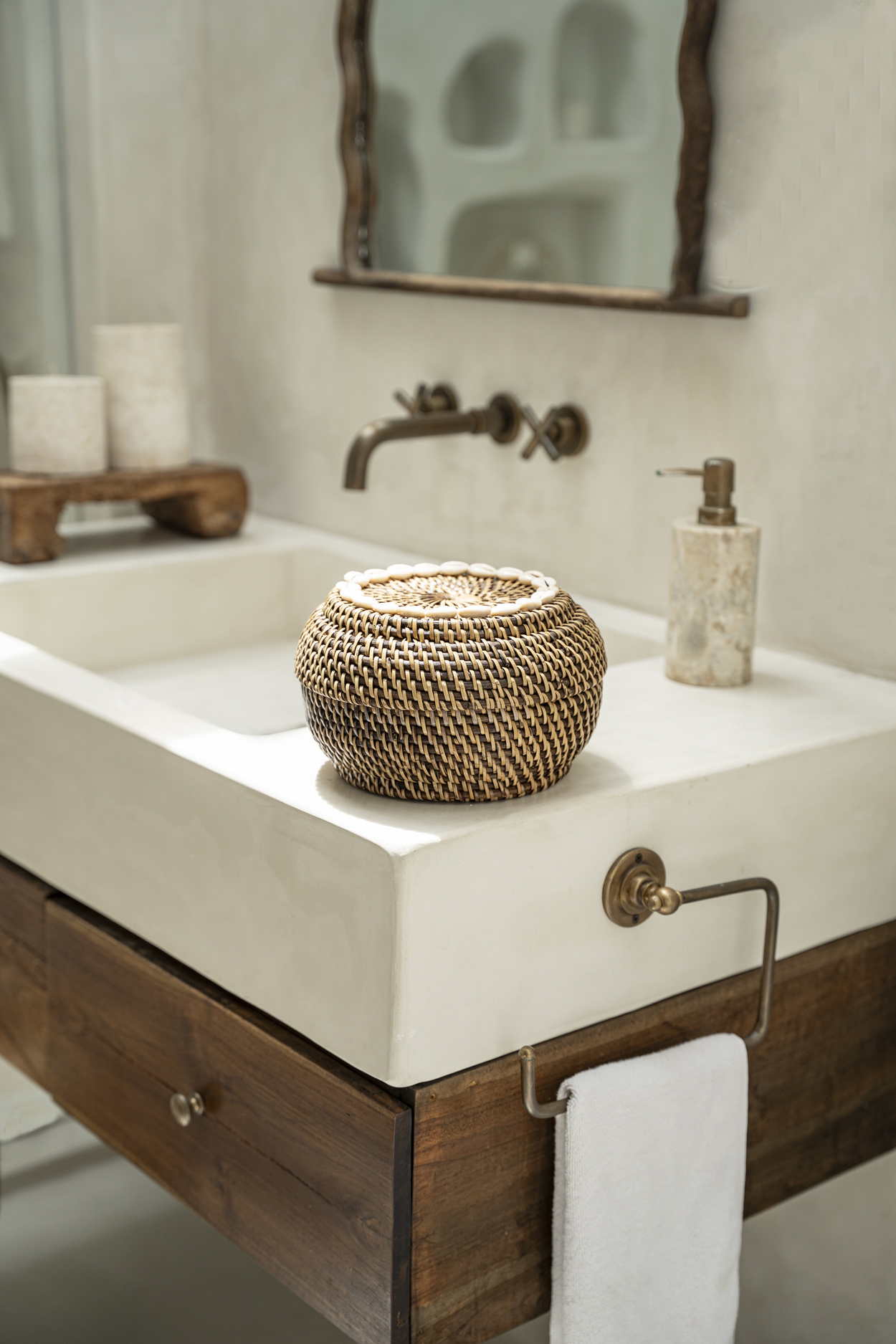 Panier rond en rotin Peek-a-boo dans une salle de bain