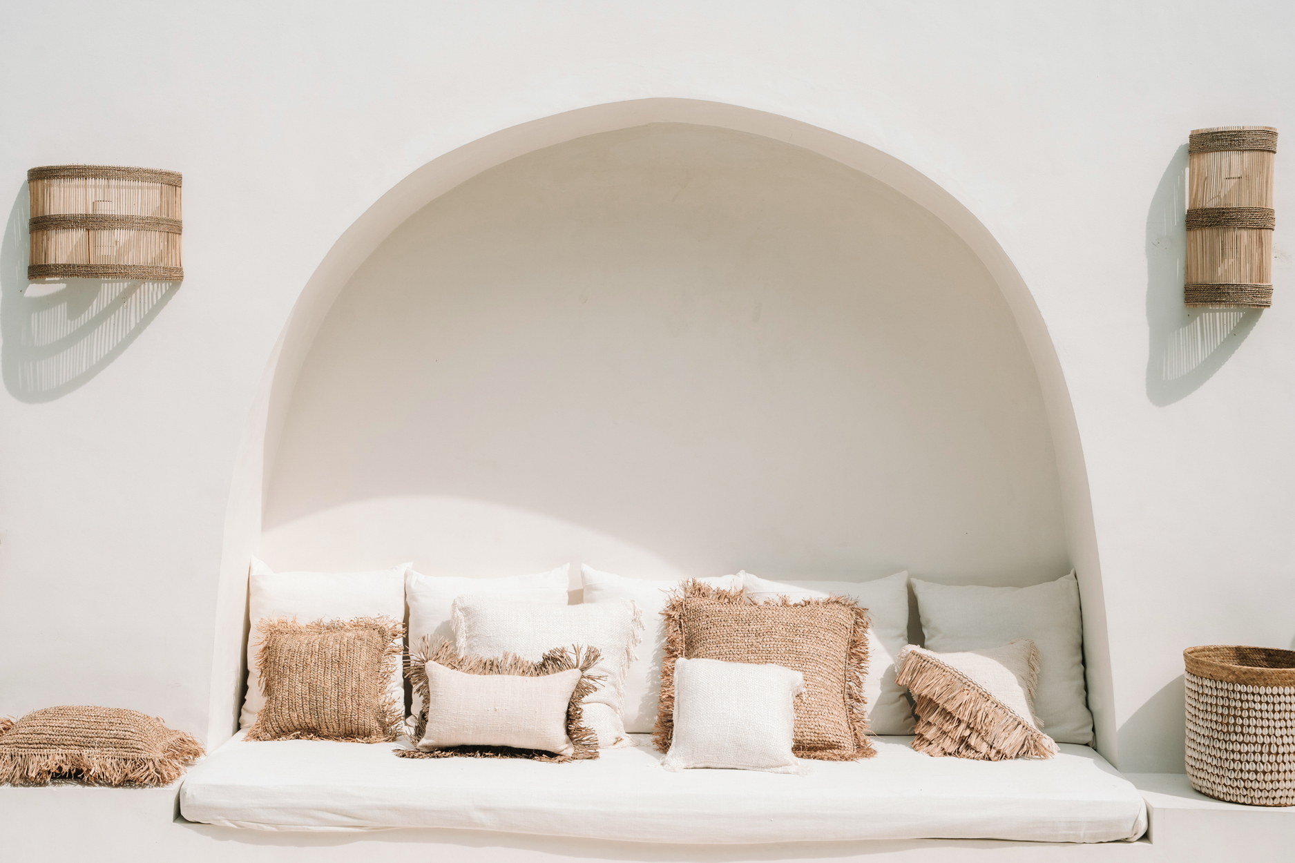 Applique murale Doedoe sur mur extérieur blanc