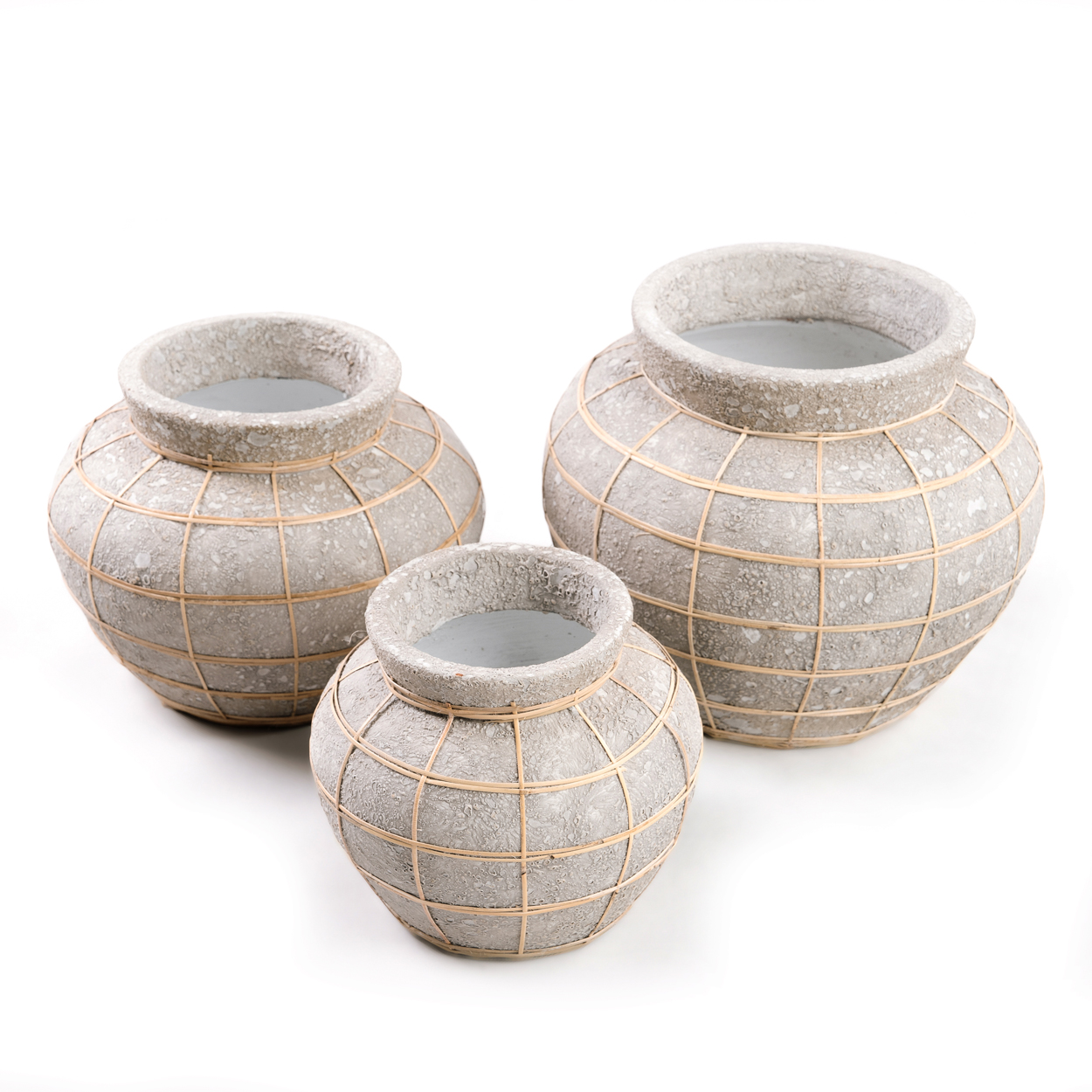 Collection de trois vases Belly de la marque Bazar Bizar en beton et raphia
