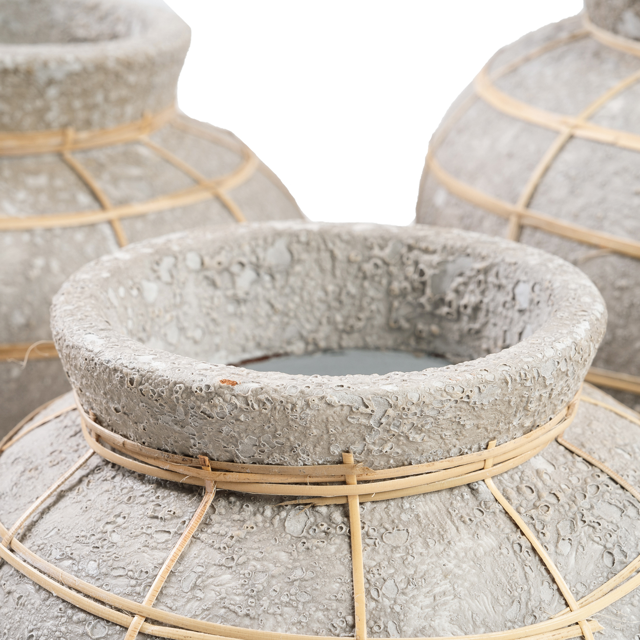 Vase rond et gris en beton et raphia