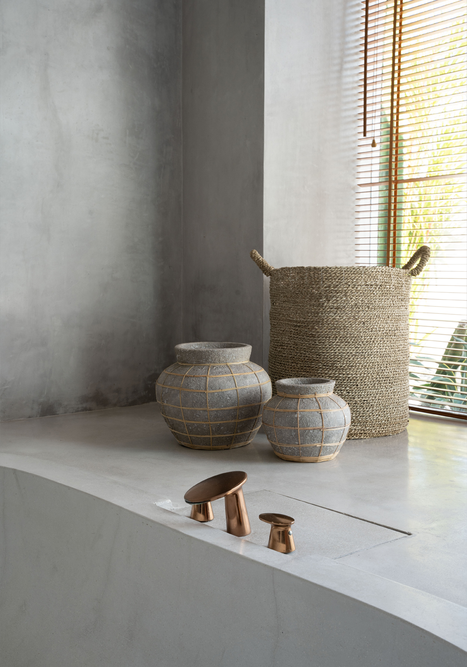 Deux vases gris en béton et raphia belly dans une salle de bain