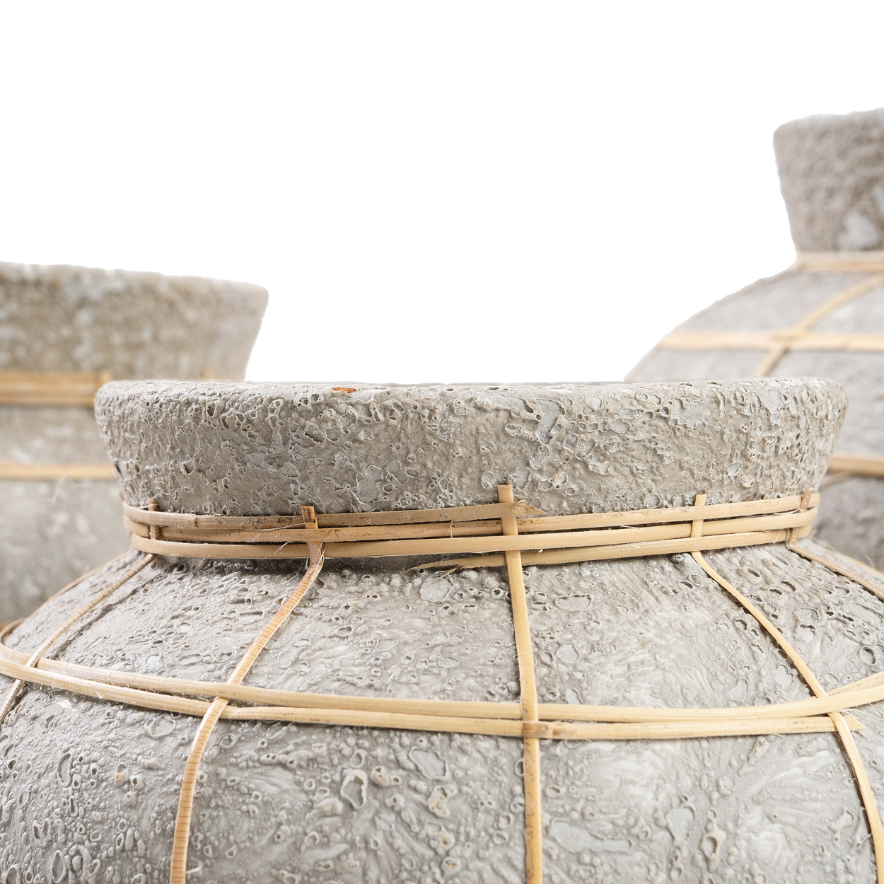 Haut du vase beton gris clair et raphia belly