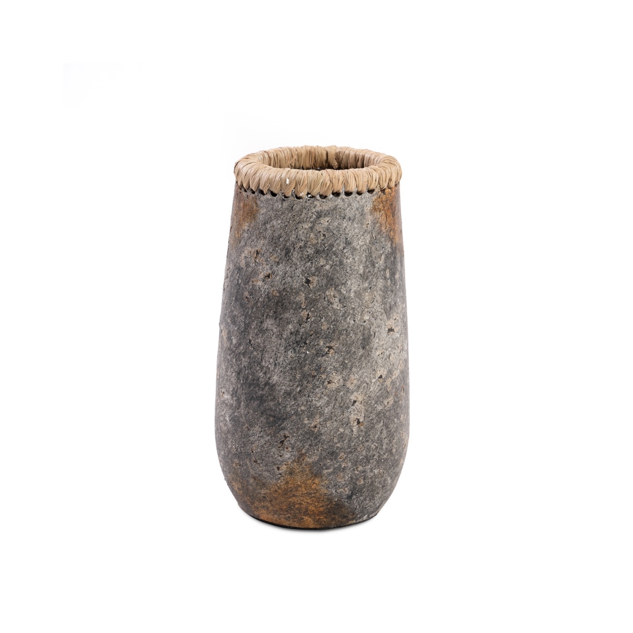 Vase haut en béton et raphia sneaky de la marque Bazar Bizar