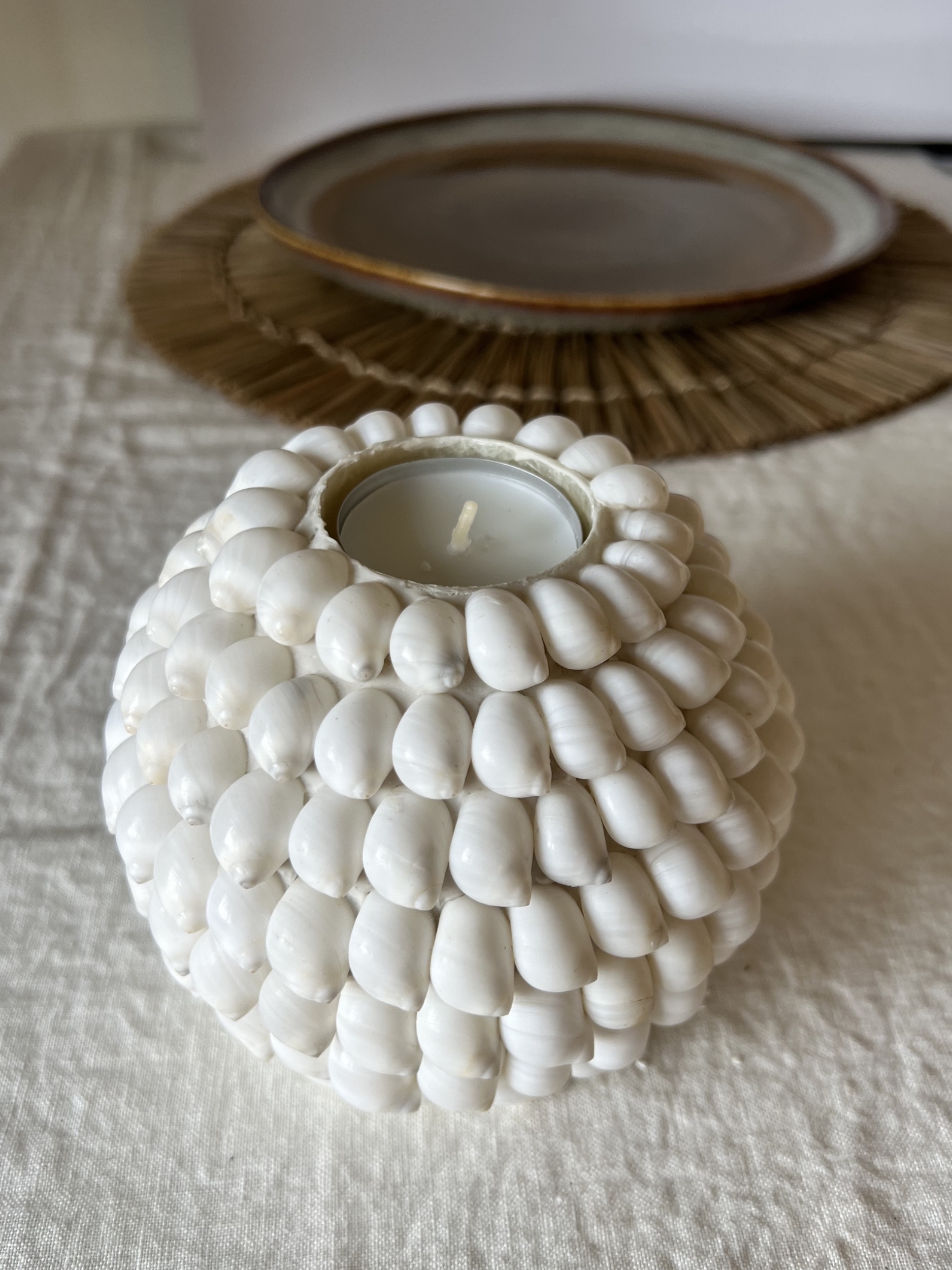 Bougeoir en coquillages naturels fait main sur table