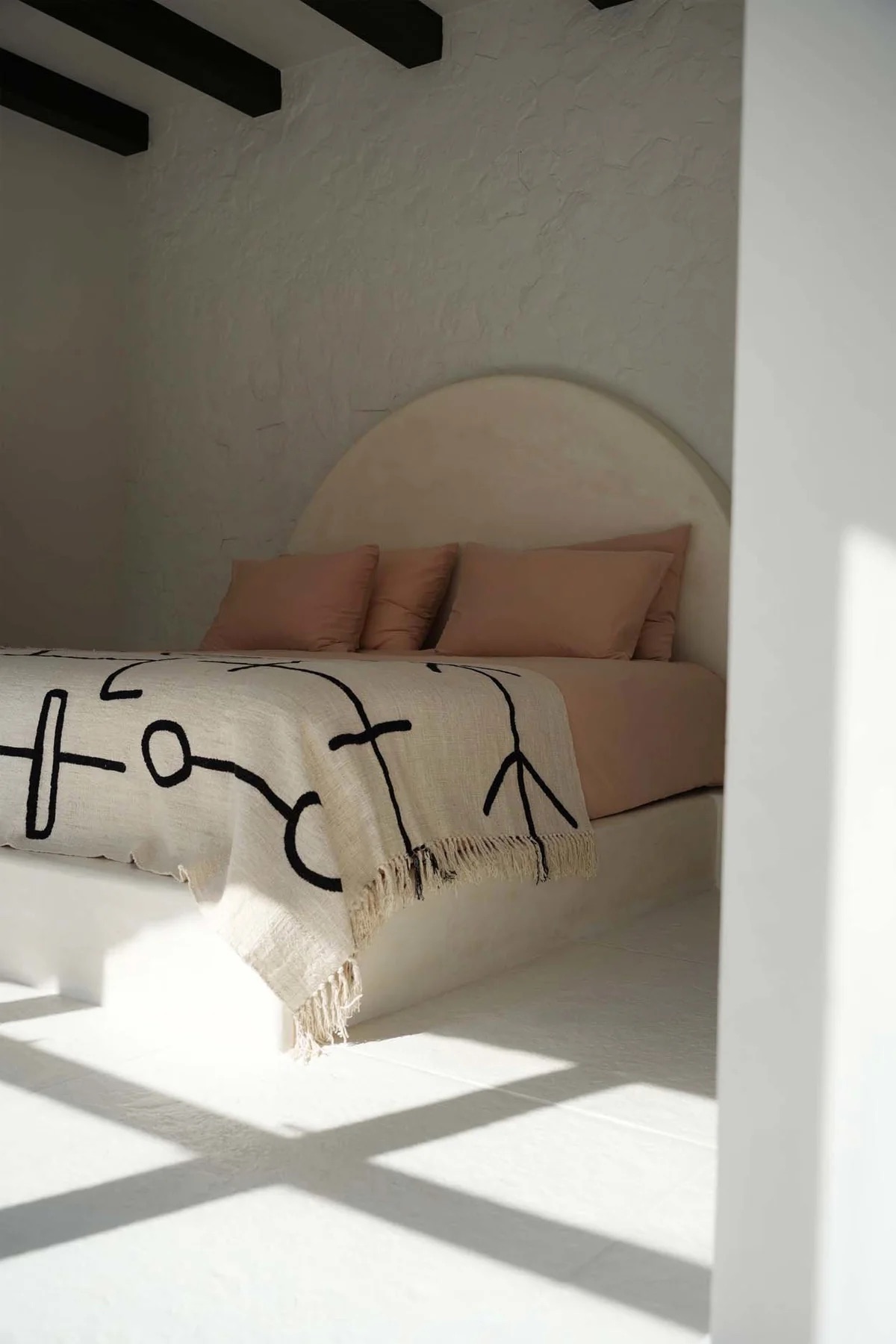 Couvre lit beige et noir