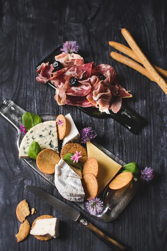 plates-et-culotees-plate-fromage-charcuterie-fond-noir-4-6-HD