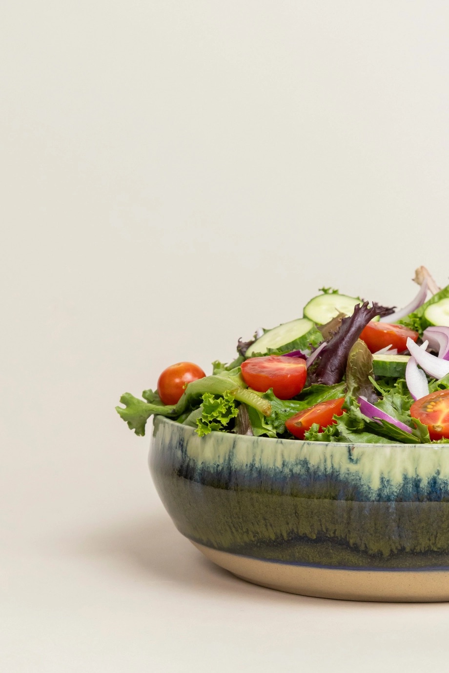 Salade composée servi dans saladier céramique Azeitona bleu et vert