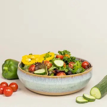 Salade composée servi dans le saladier Tejo bleu clair céramique