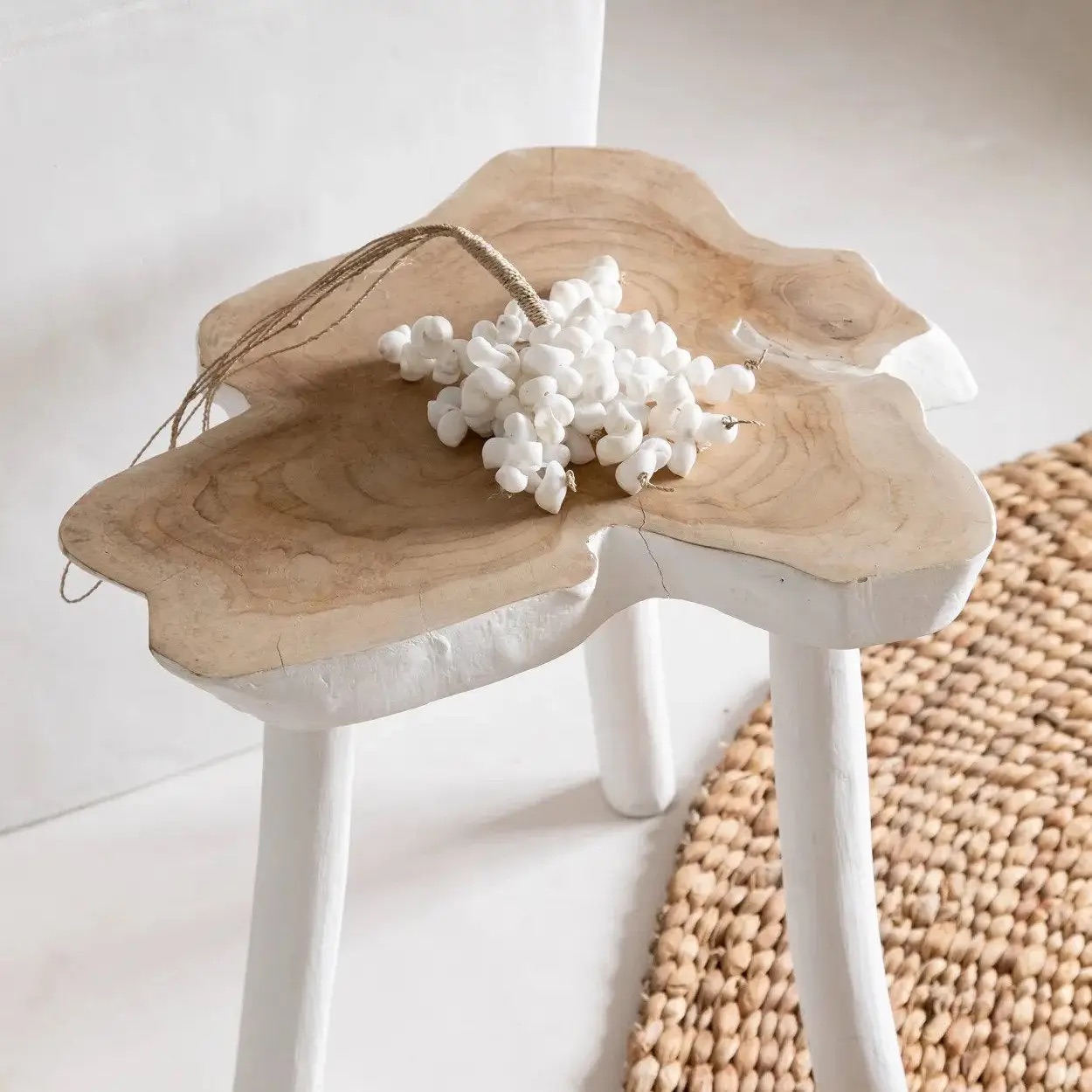 Pampille décorative coquillages blancs et jonc sur table dappoint teck naturel Indonésie bali