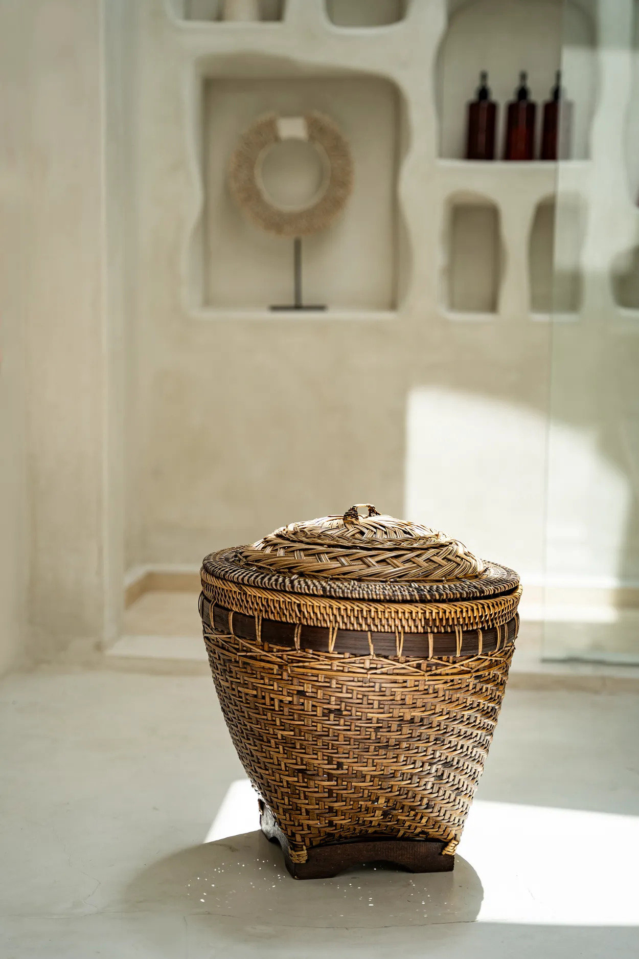 Panier décoratif colonial en rotin
