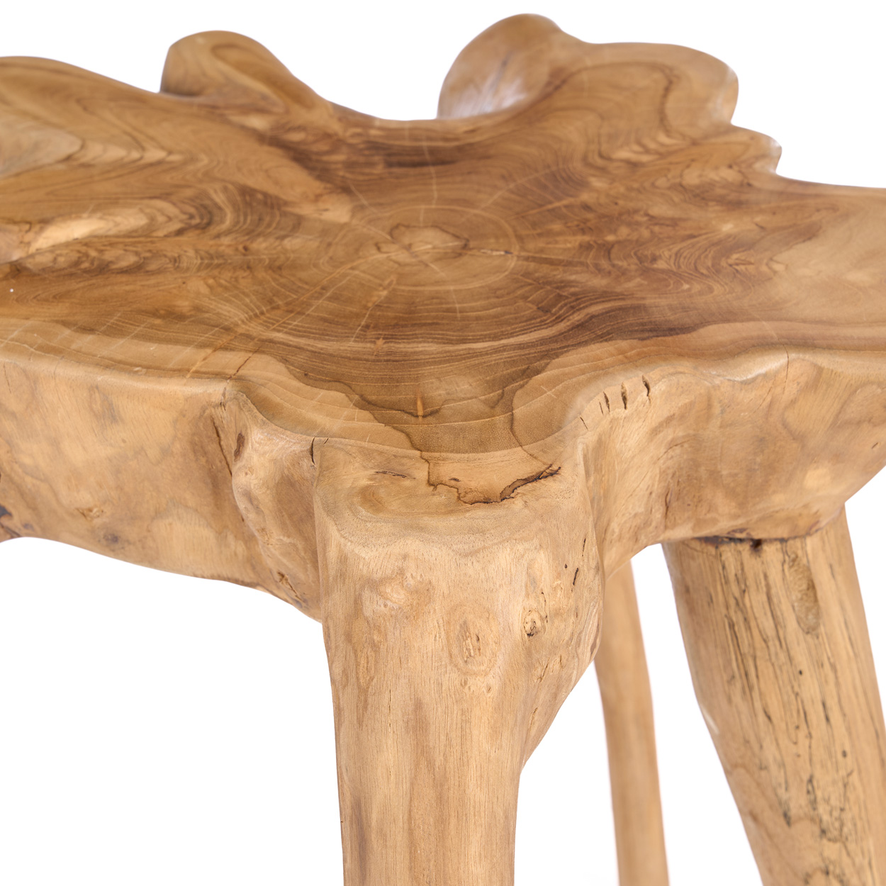Détail du plateau sculpté de la table Rooty