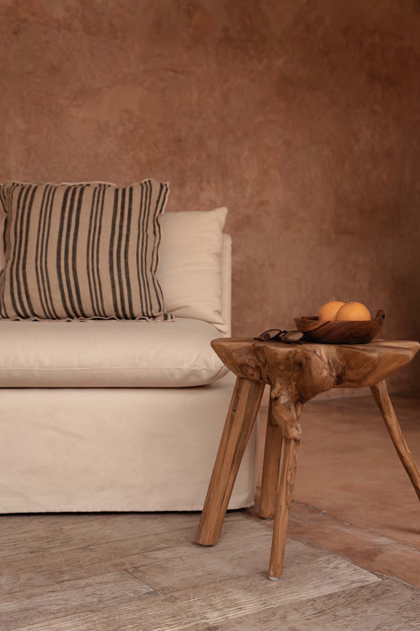 Table d’appoint Rooty en teck dans un coin salon
