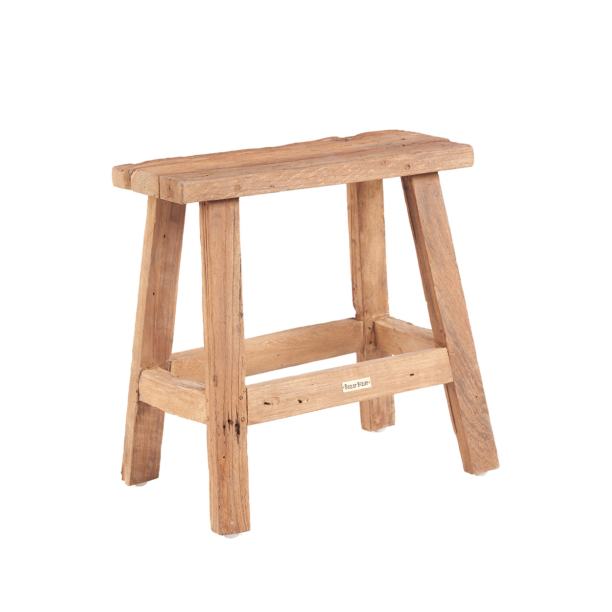 Tabouret Fab Rustic en teck naturel, vue de trois quarts sur fond blanc.