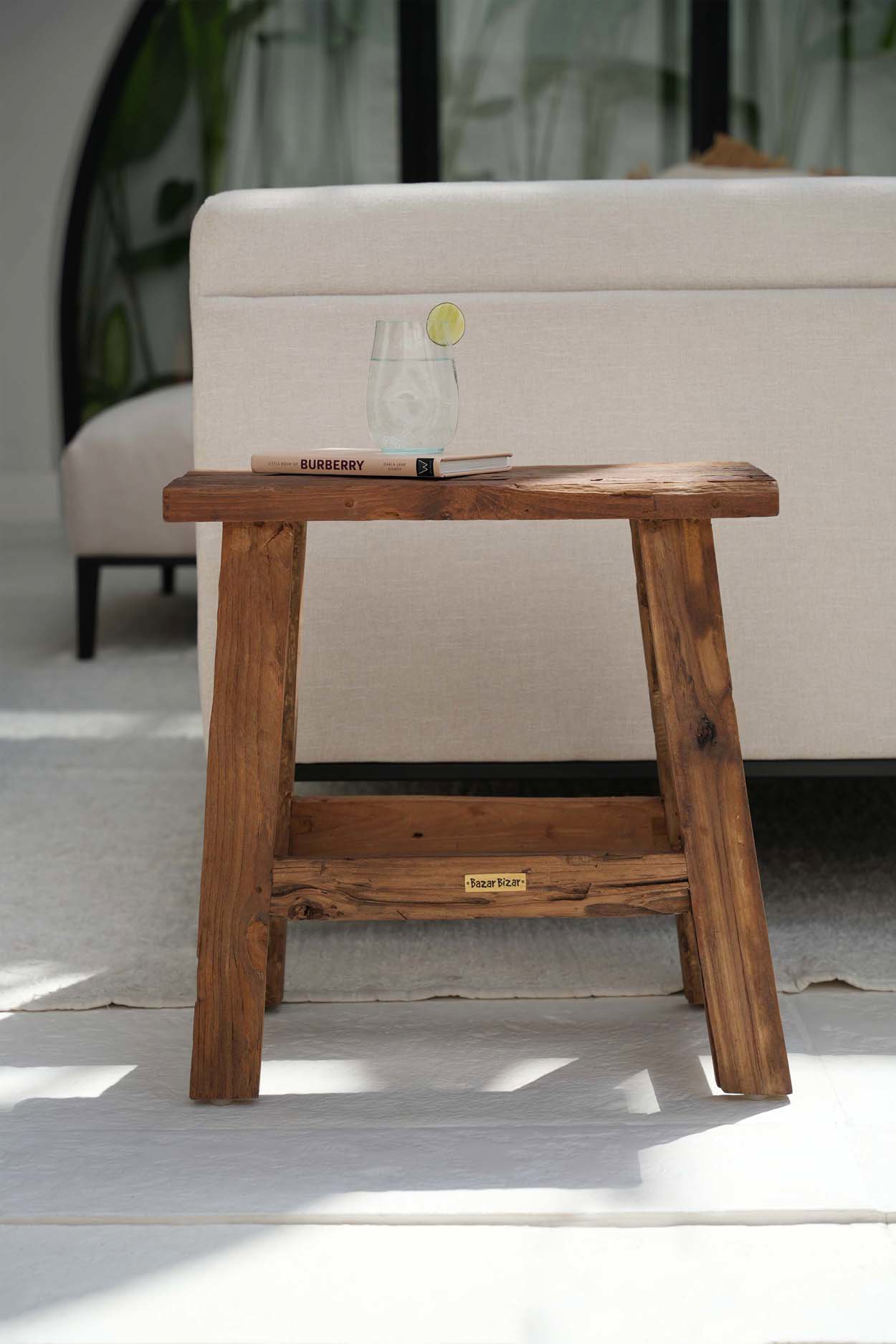 Assise rectangulaire en teck du tabouret Fab Rustic vue de dessus.