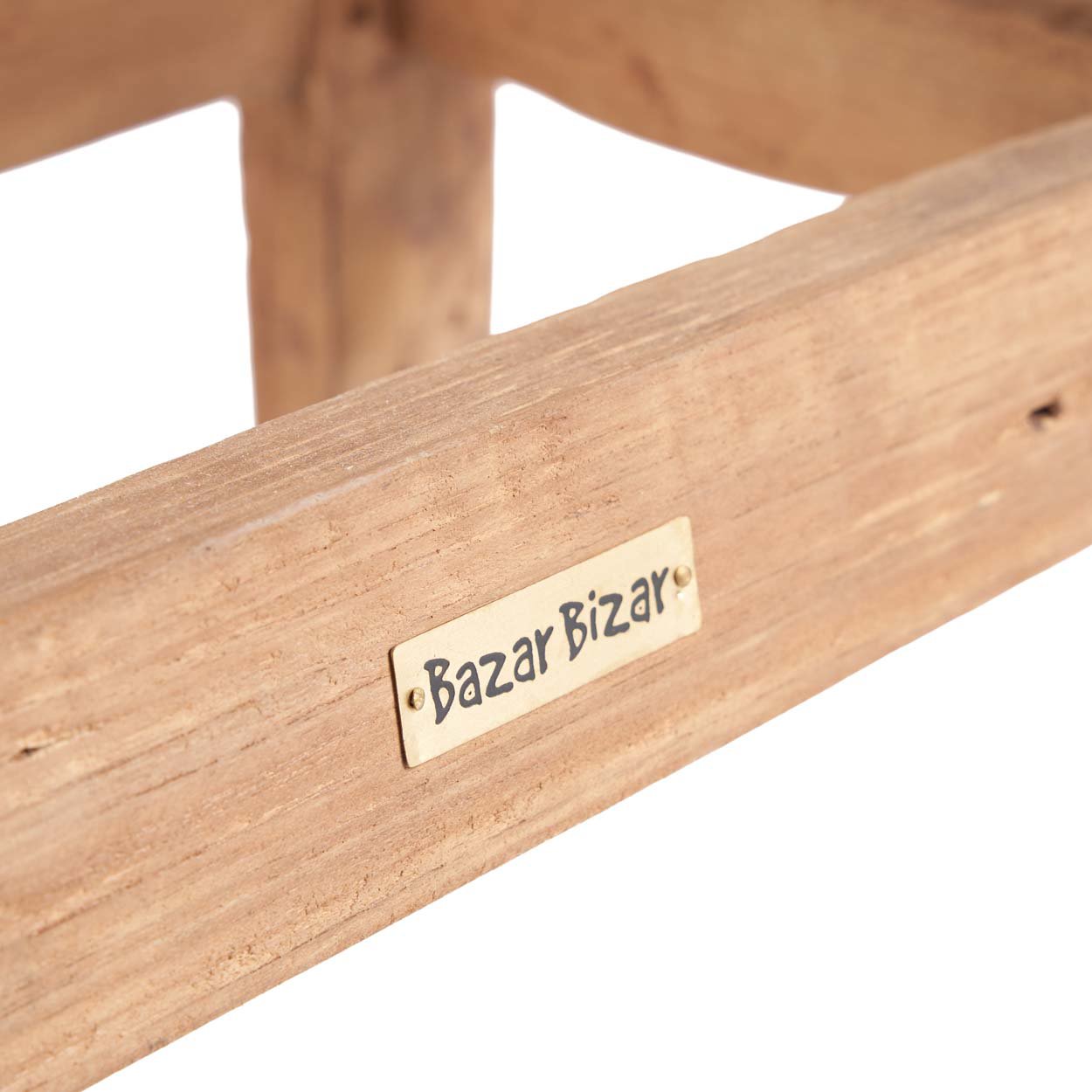 Plaque Bazar Bizar fixée sur la traverse du tabouret en teck.