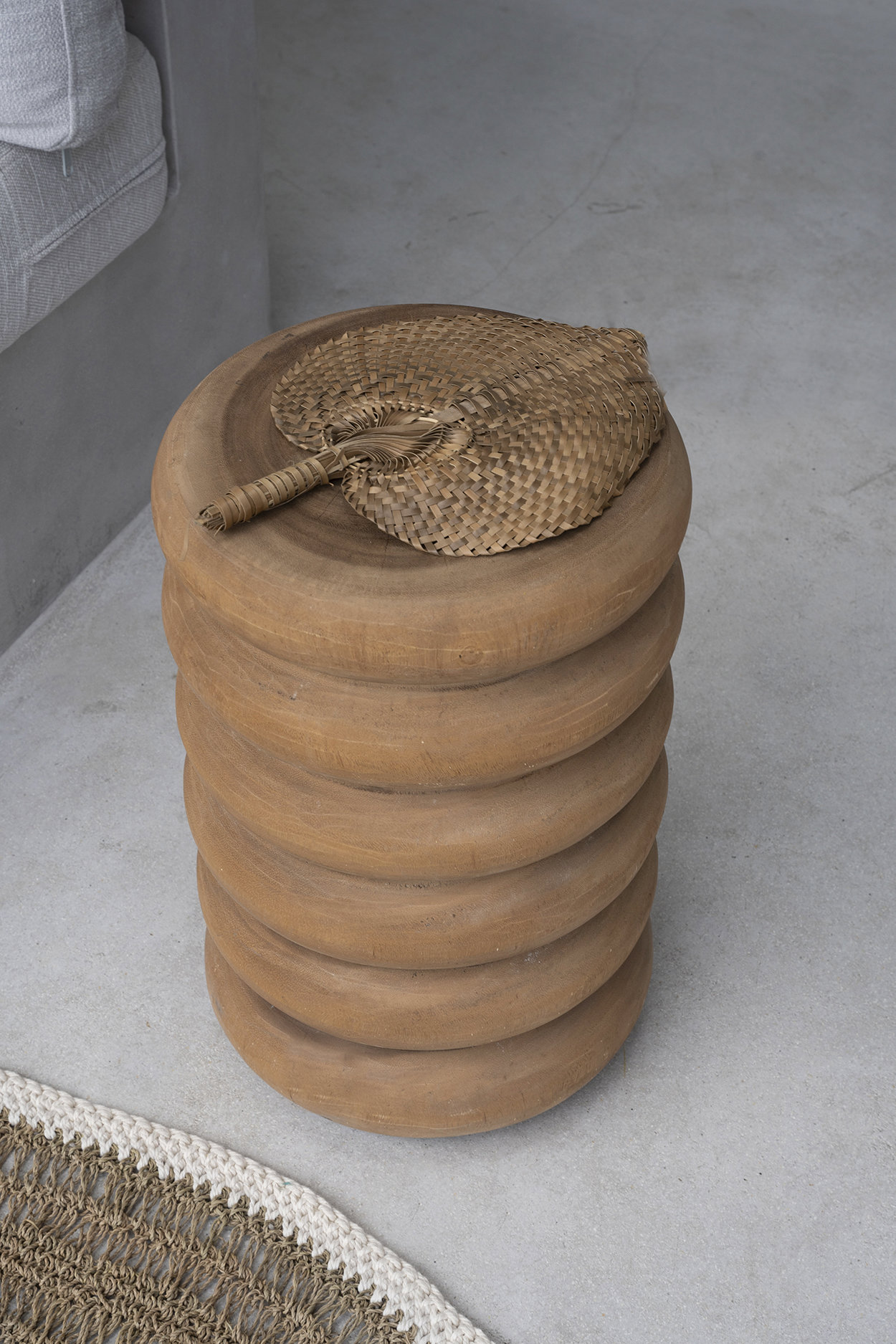 Tabouret Umiko présenté avec un chapeau posé sur son assise.