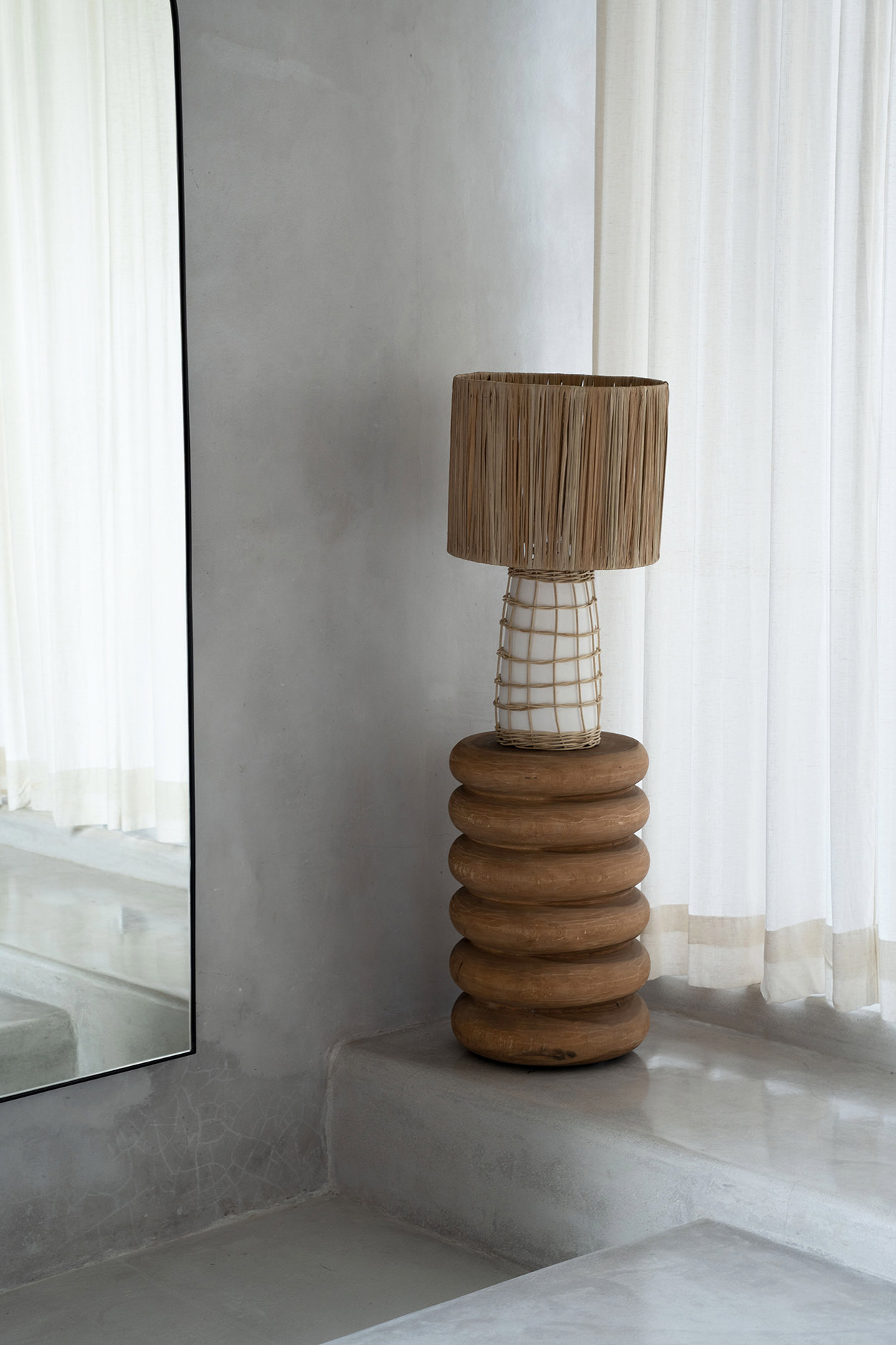 Tabouret Umiko utilisé comme support pour une lampe dans une pièce lumineuse.