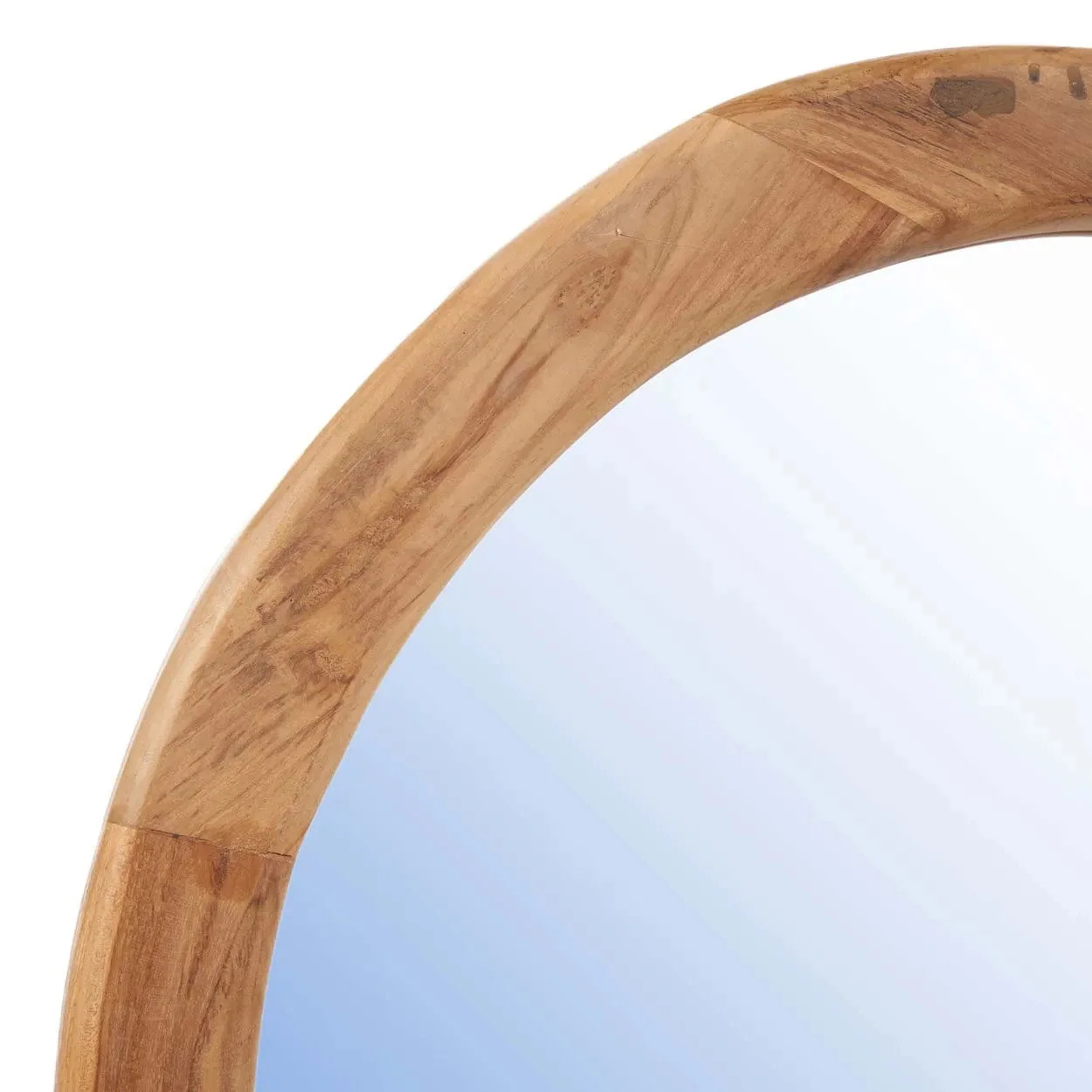 Détail du cadre en teck naturel du miroir Organic