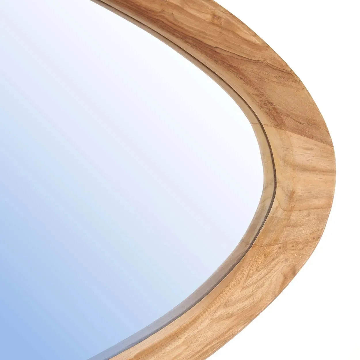 Miroir organique en teck naturel installé au-dessus d’une console