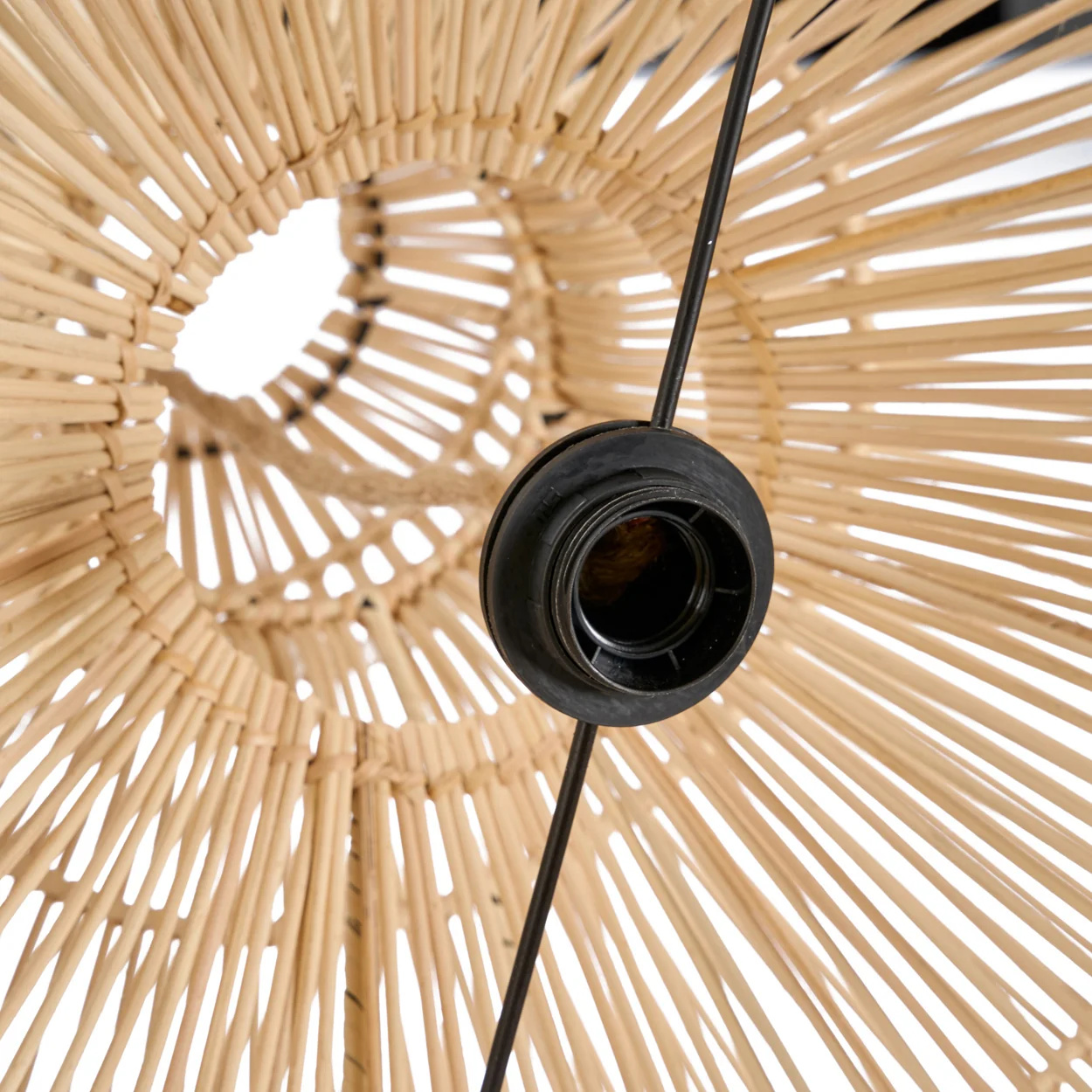 Abat-jour Matcha Whisk en rotin naturel, vue de trois quarts