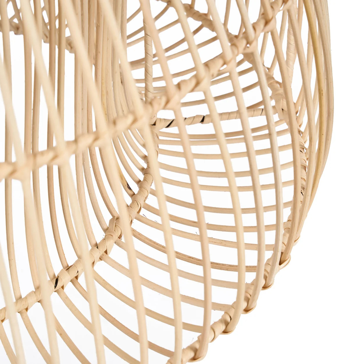 Détail du tressage artisanal de la suspension en rotin Matcha Whisk