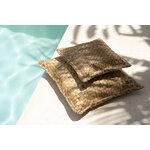 Deux coussins carrés marrons en jacinthe deau au bord dune piscine sur sol beige