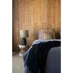 Coussins carrés marrons en jacinthe deau sur un lit dans une chambre