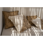 Quatre coussins carrés marrons et beiges naturels en jacinthe deau sur une banquette extérieur