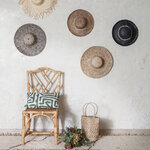 Chapeaux Décoratifs accrochés sur un mur intérieur