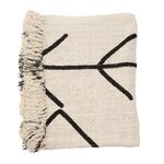 Couverture beige pliée avec dessins noirs et bord macramé fabriqué en Indonésie