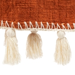 3 pompons de coton beige rebord couverture rouge terre