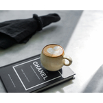 Tasse à café sur livre
