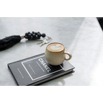 Tasse espresso cascais sur livre avec porte clé noir macramé