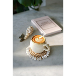 Tasse céramique cascais beige avec dessous de verre raphia tressé et petits coquillages