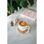 Tasse café au lait cascais ronde sur dessous de verre en raphia entouré de coquillages porcelaines