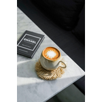 Grande tasse céramique ronde sur plan de travail en marbre