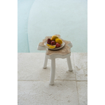 Table dappoint teck et blanc avec assiette céramique cascais beige et fruits au bord de la piscine